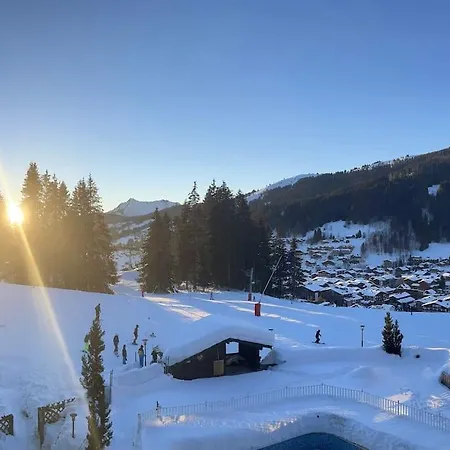 Aux Pieds Vue Superbe Sur Les Pistes Ле-Гет
